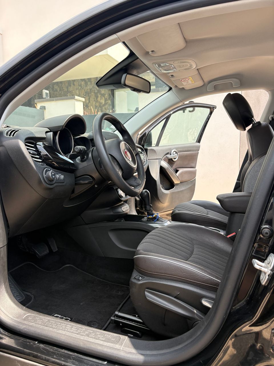 Nettoyage et désinfection des plastiques d'une Fiat 500X par Eco Clean Up 34.