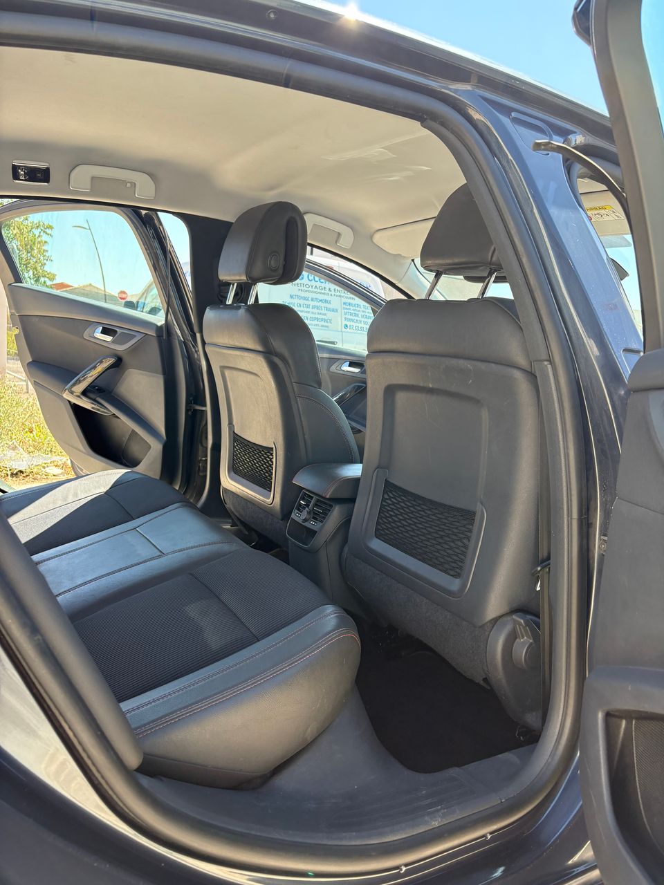 Nettoyage des sièges, tapis et moquettes d'une Peugeot 508 lors d'une intervention à domicile à Vias.