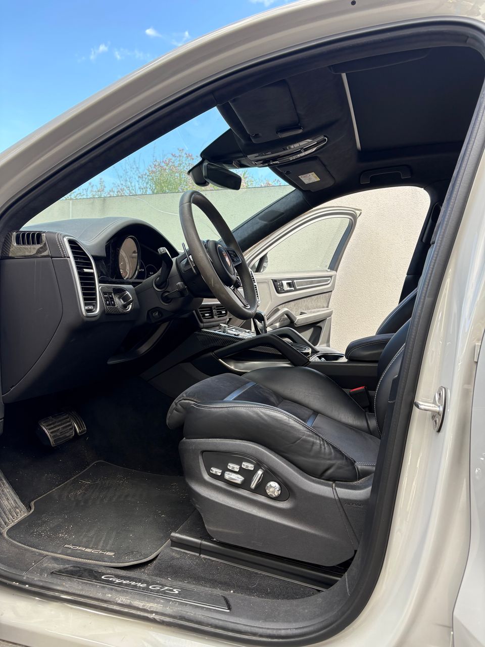 Détailing intérieur Porsche Cayenne GTS au Grau d’Agde, remise en état des sièges, tableau de bord, moquettes et surfaces intérieures pour un résultat haut de gamme.