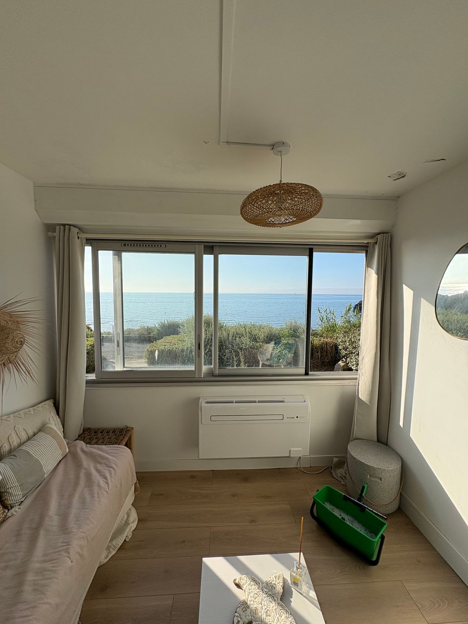     Nettoyeur professionnel lavant des fenêtres d’appartement au Cap d’Agde.