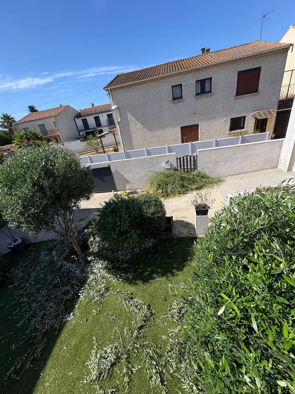 Entretien professionnel des espaces verts à Agde, Grau d’Agde, Cap d’Agde et La Tamarissière. Tonte de pelouse, débroussaillage, taille des haies, désherbage et nettoyage extérieur pour un jardin propre, soigné et valorisé toute l’année