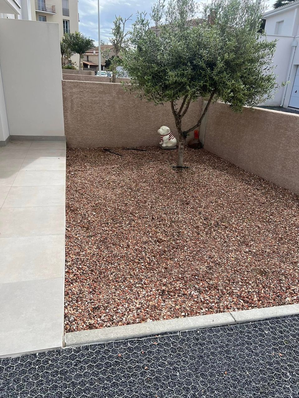Entretien et débroussaillage de jardins et terrasses en gravier à Montpellier - après - par Eco Clean Up 34 - Agde