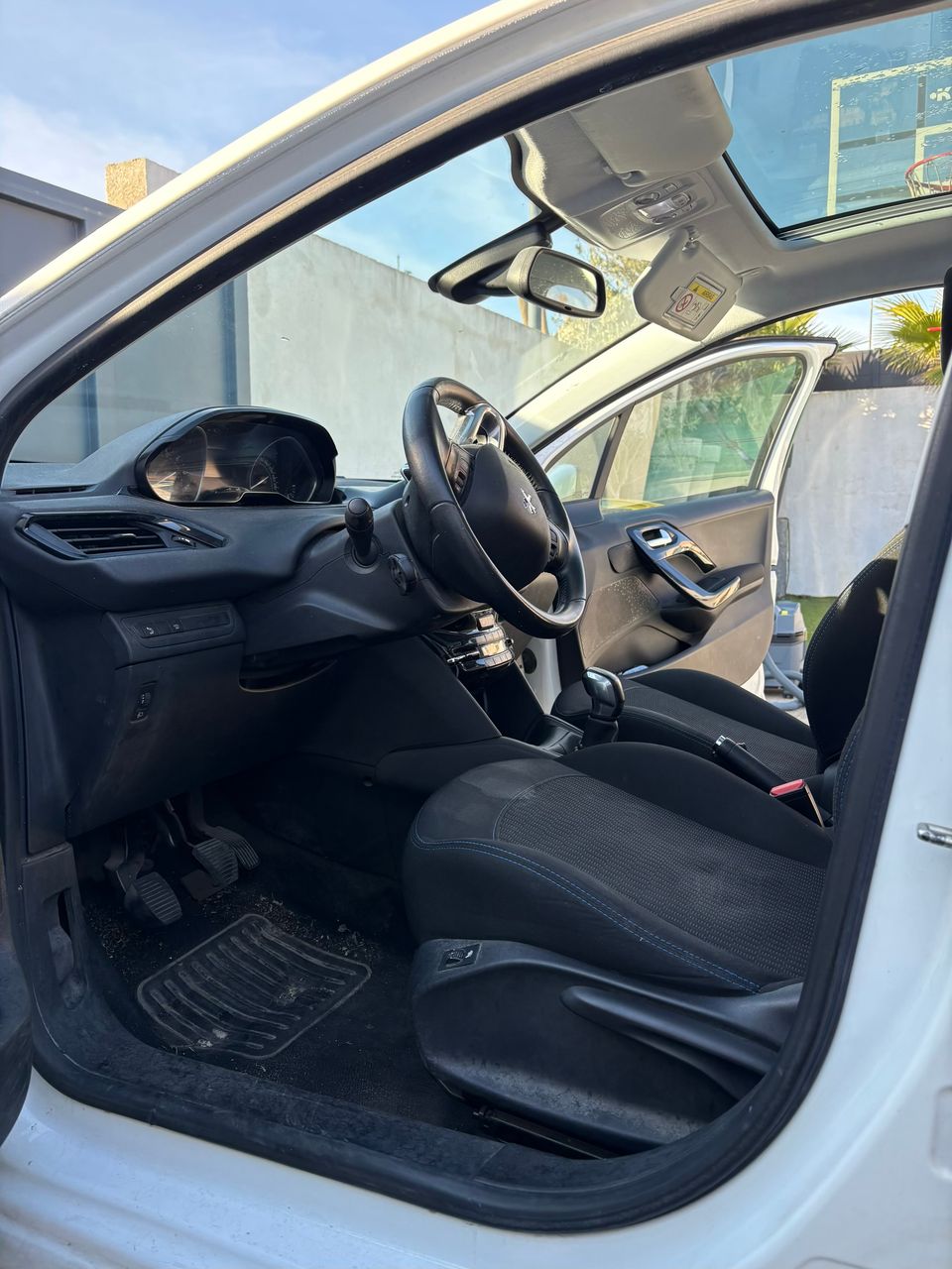 habitacle peugeot 208 très encrassé, nettoyage en profondeur à sauvian