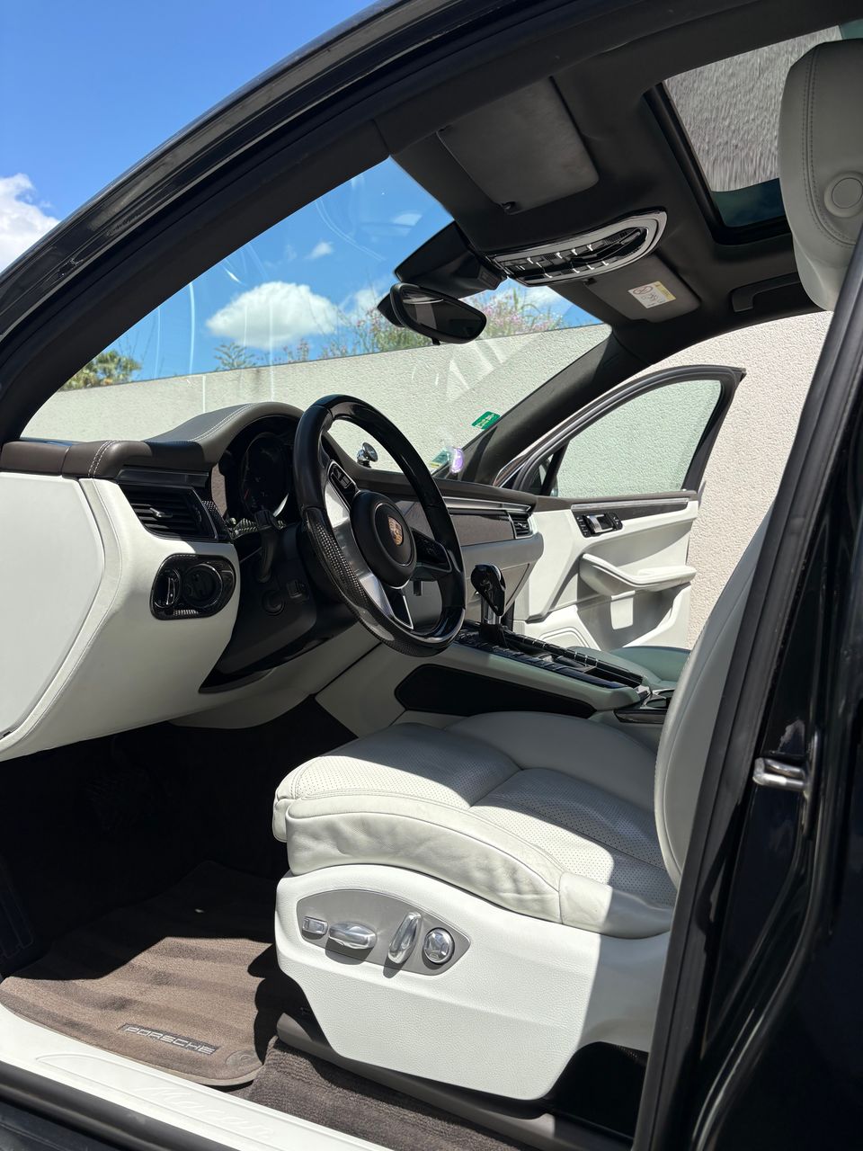 remise à neuf complète de l’intérieur d’une porsche macan s à agde avec aspiration, nettoyage des cuirs, tapis, moquettes et surfaces de l’habitacle