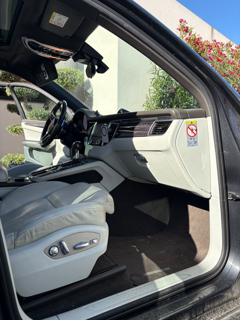 habitacle d’une porsche macan s avant intervention à agde nécessitant un nettoyage complet des sièges tapis et plastiques