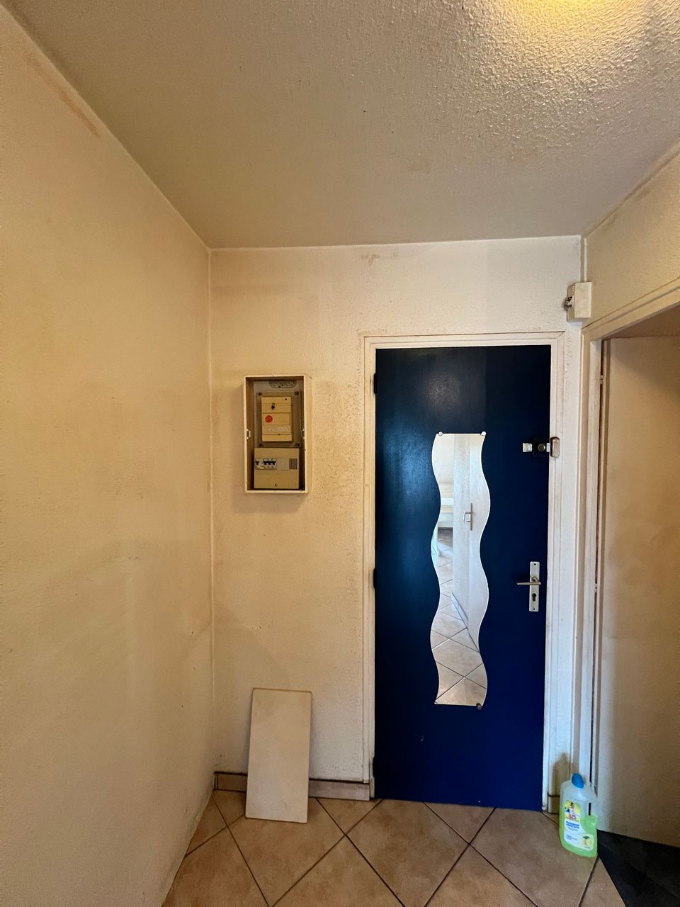 Nettoyage après décès réalisé par une entreprise spécialisée, incluant désinfection des lieux, élimination des risques biologiques et remise en état complète.