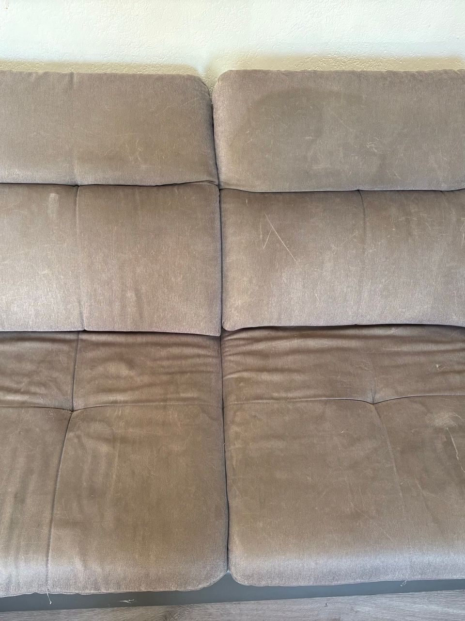 Nettoyage d'un canapé tâché à agde