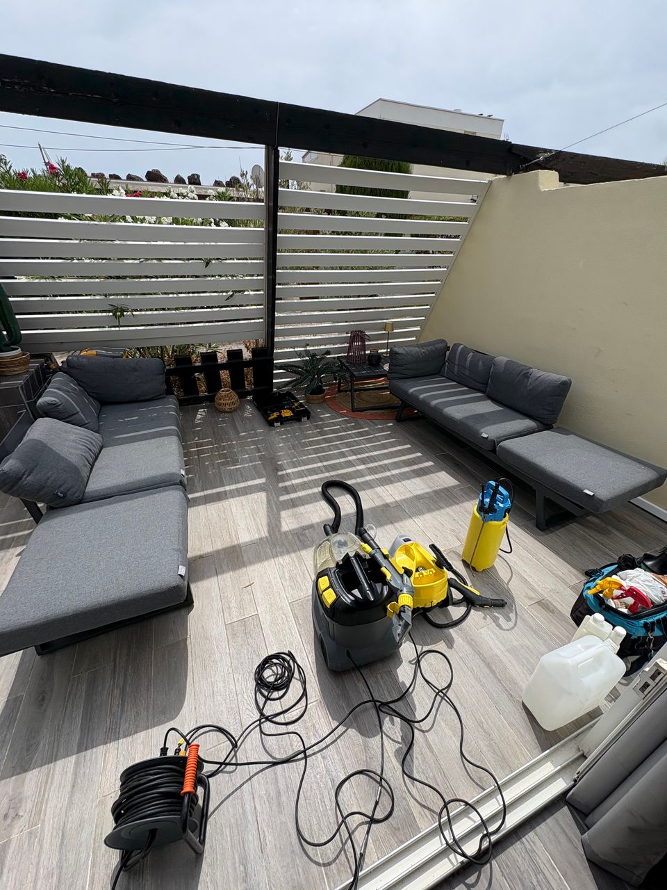 Canapé avant nettoyage professionnel au Cap d’Agde avec présence de traces d’huile de bronzage incrustées dans le tissu.