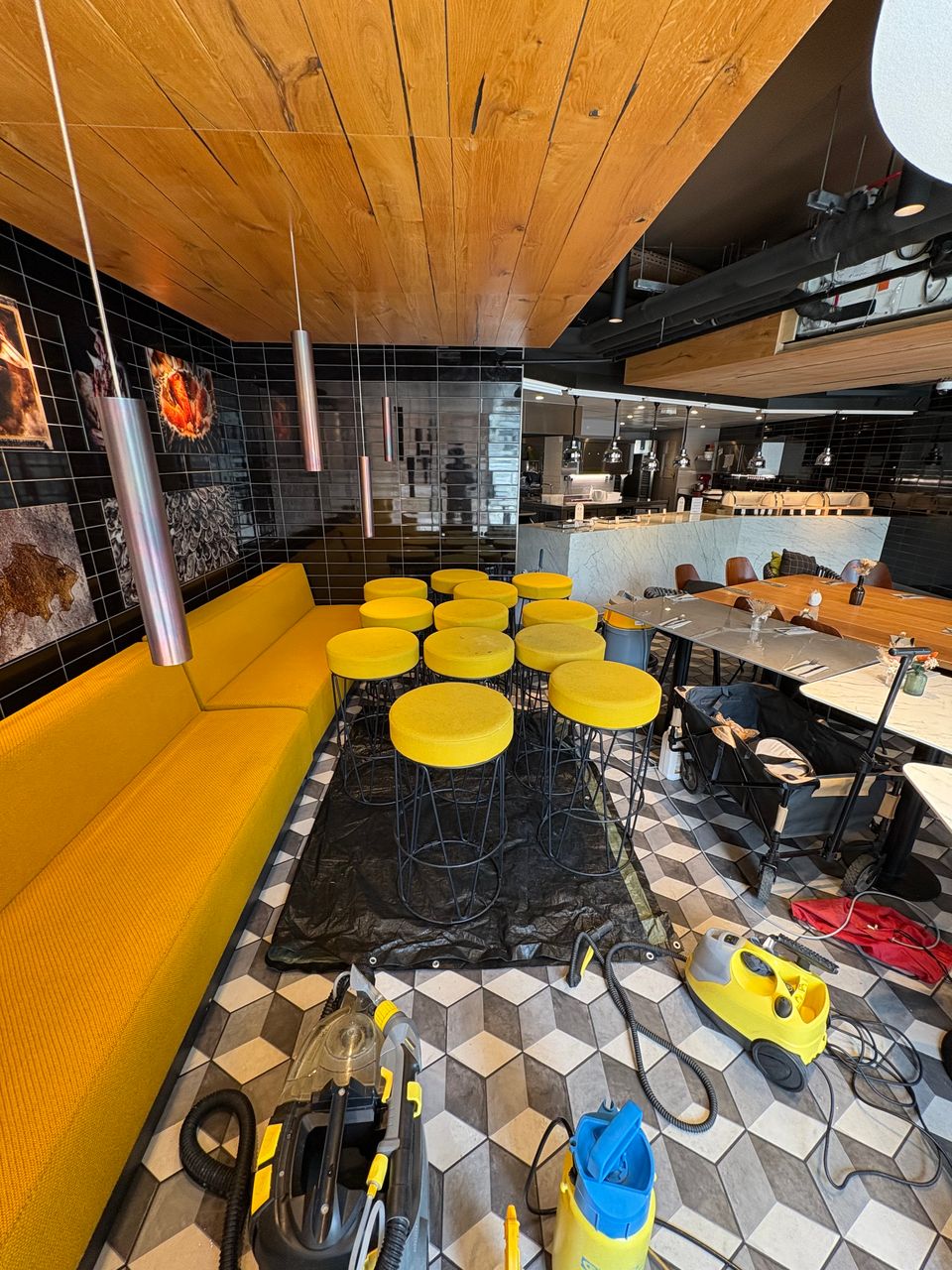 Nettoyage d’un canapé textile dans un restaurant à Montpellier