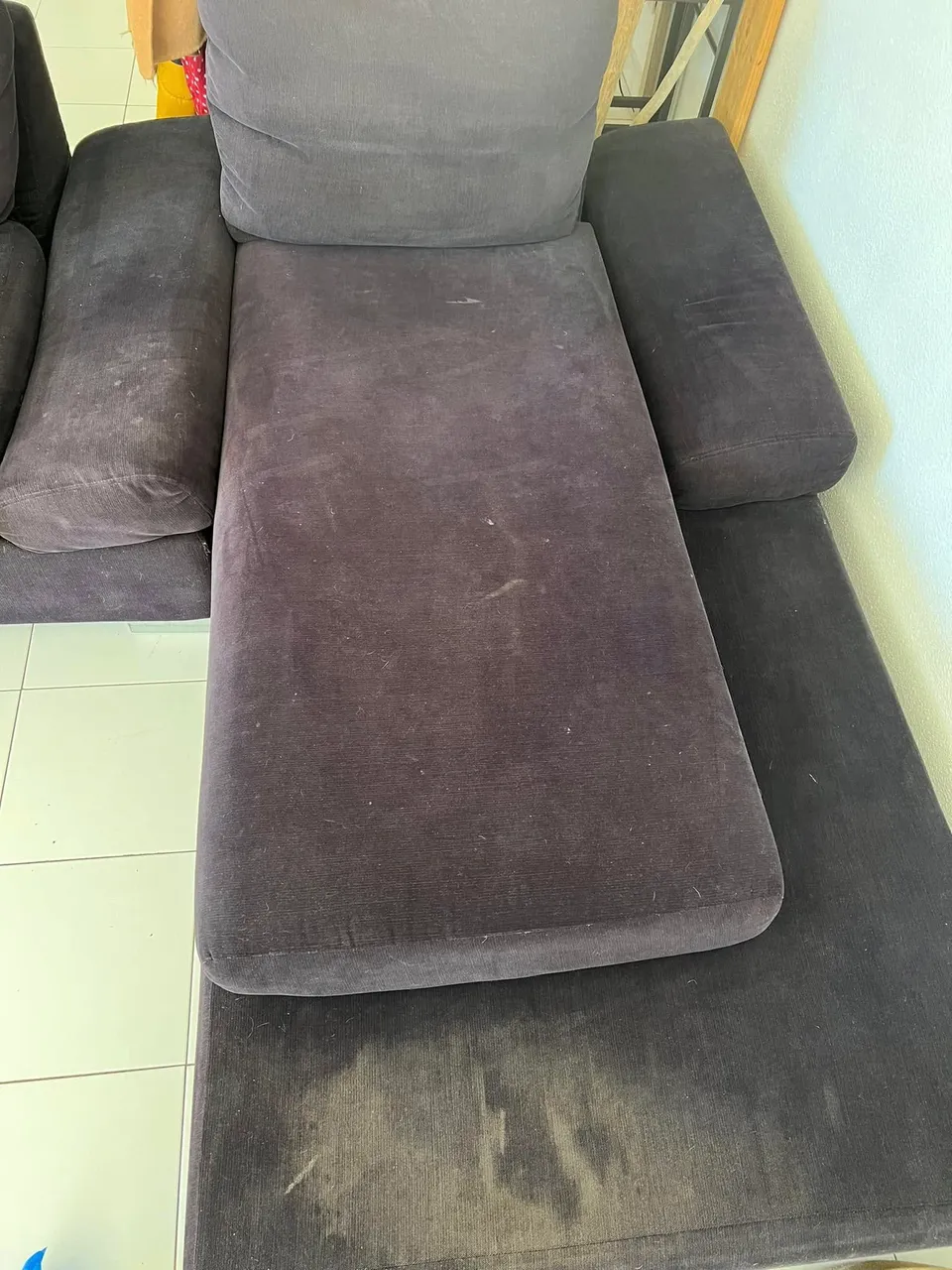 Avant un nettoyage professionnel en profondeur par Eco Clean Up 34 pour ce canapé à Vias Plage