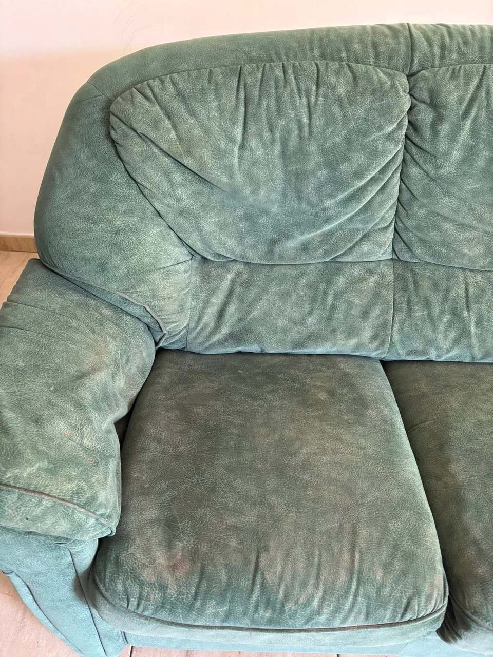 Avant un nettoyage professionnel en profondeur par Eco Clean Up 34 pour ce canapé au Grau d'Agde