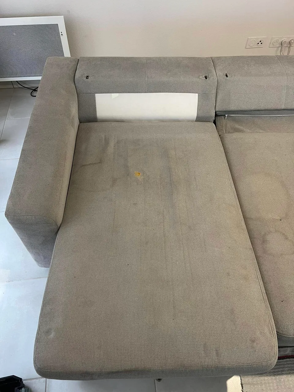 Avant nettoyage et désinfection d'un canapé à Pézenas - Eco Clean Up 34