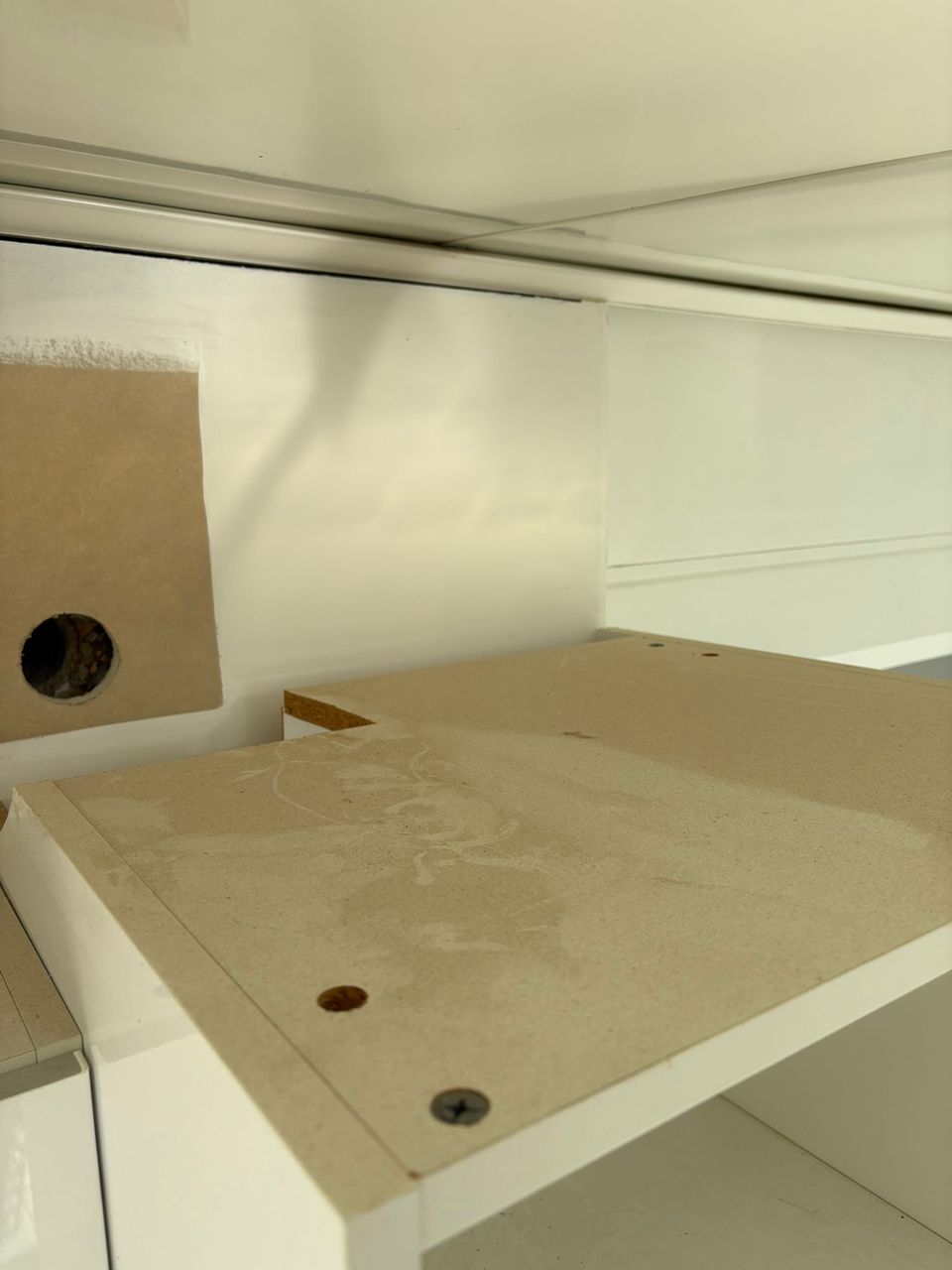 Avant Nettoyage et entretien professionnel : remise en état d'un appartement au Grau d'Agde - Dépoussierage armoires - Par Eco Cleanup 34 - Hérault