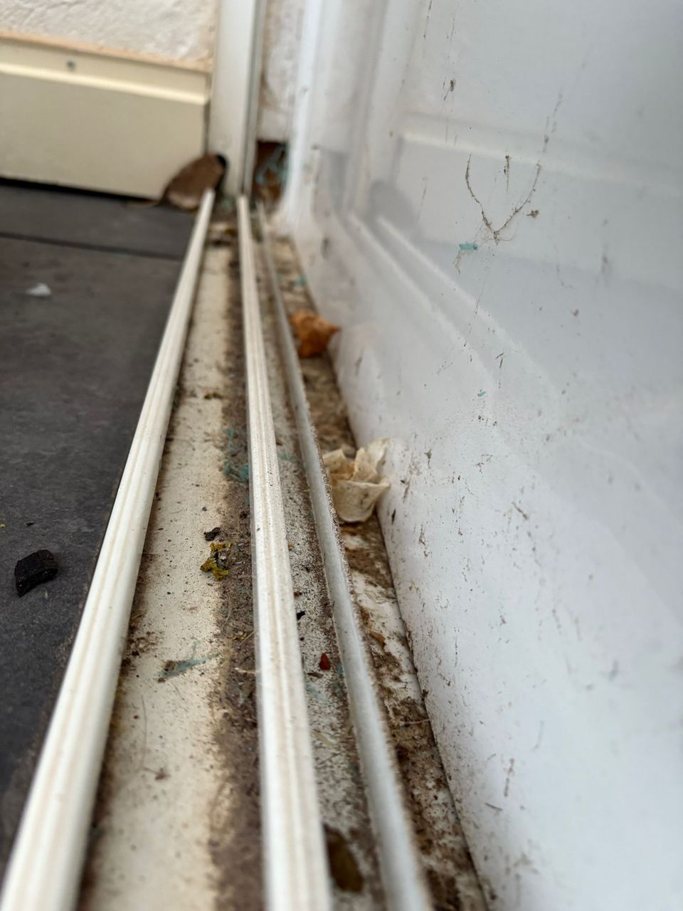 Avant Nettoyage et entretien professionnel : remise en état d'un appartement au Grau d'Agde - Huisseries - Par Eco Cleanup 34 - Hérault