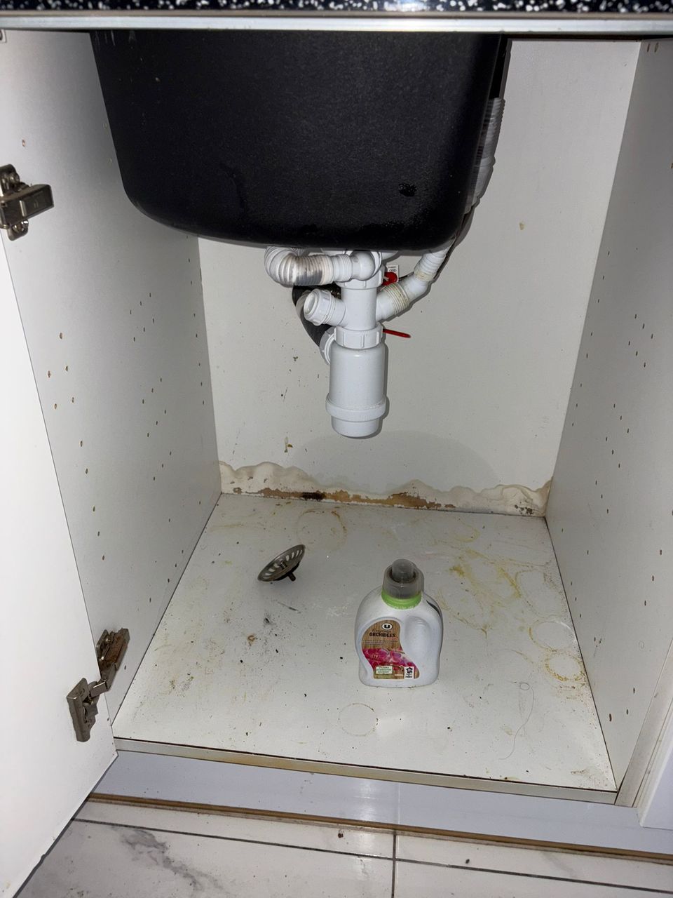 Avant Nettoyage et entretien professionnel : remise en état d'un appartement au Grau d'Agde - Placards - Par Eco Cleanup 34 - Hérault