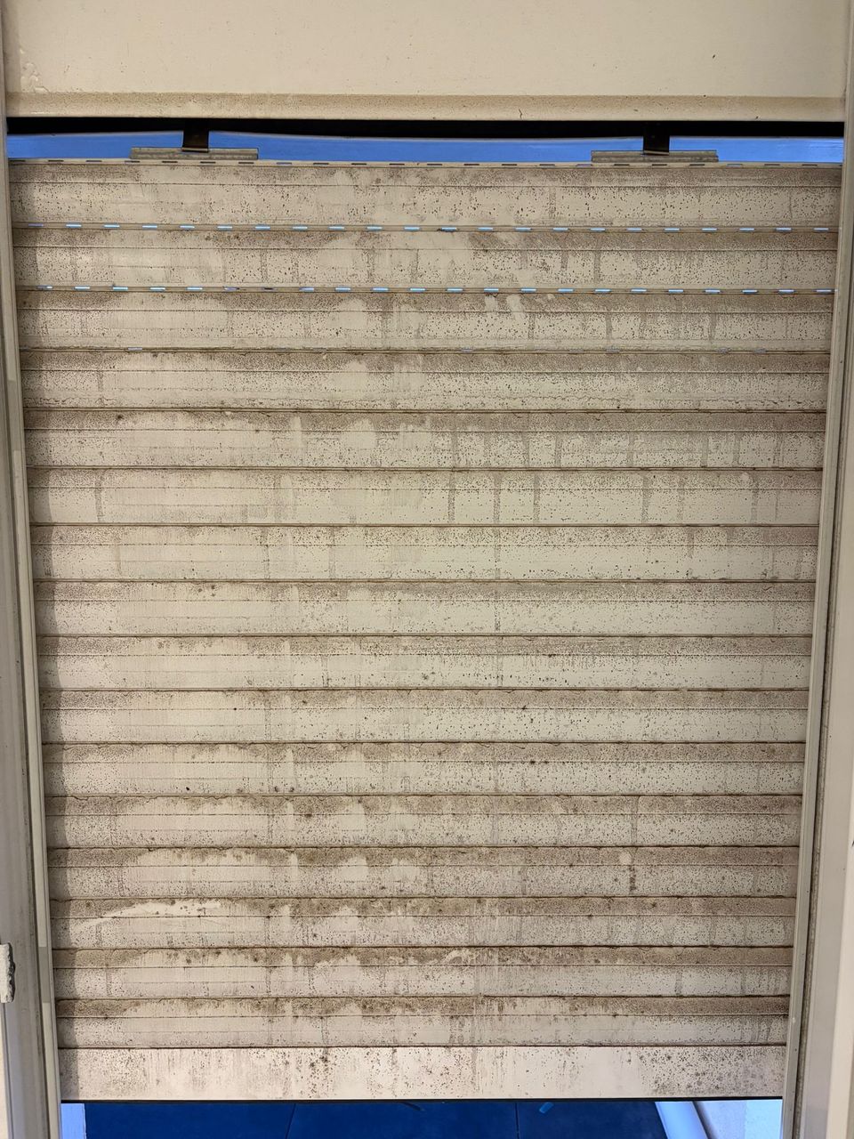 Avant Nettoyage et entretien professionnel : remise en état d'un appartement au Grau d'Agde - Volets intérieurs - Par Eco Cleanup 34 - Hérault