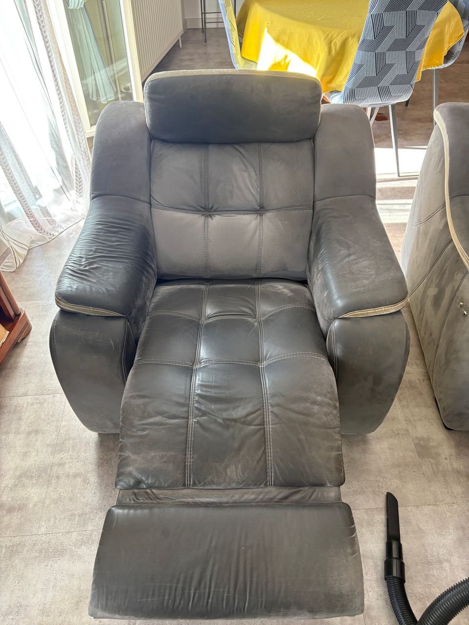 Nettoyage de deux fauteuils très sales à Sérignan