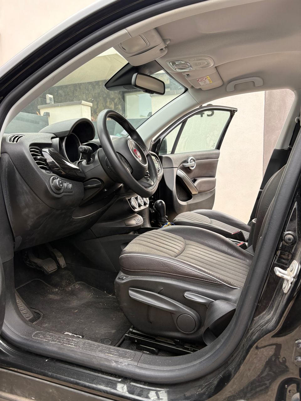     Aspiration professionnelle de l'habitacle d'une Fiat 500X pour éliminer poussières et salissures.