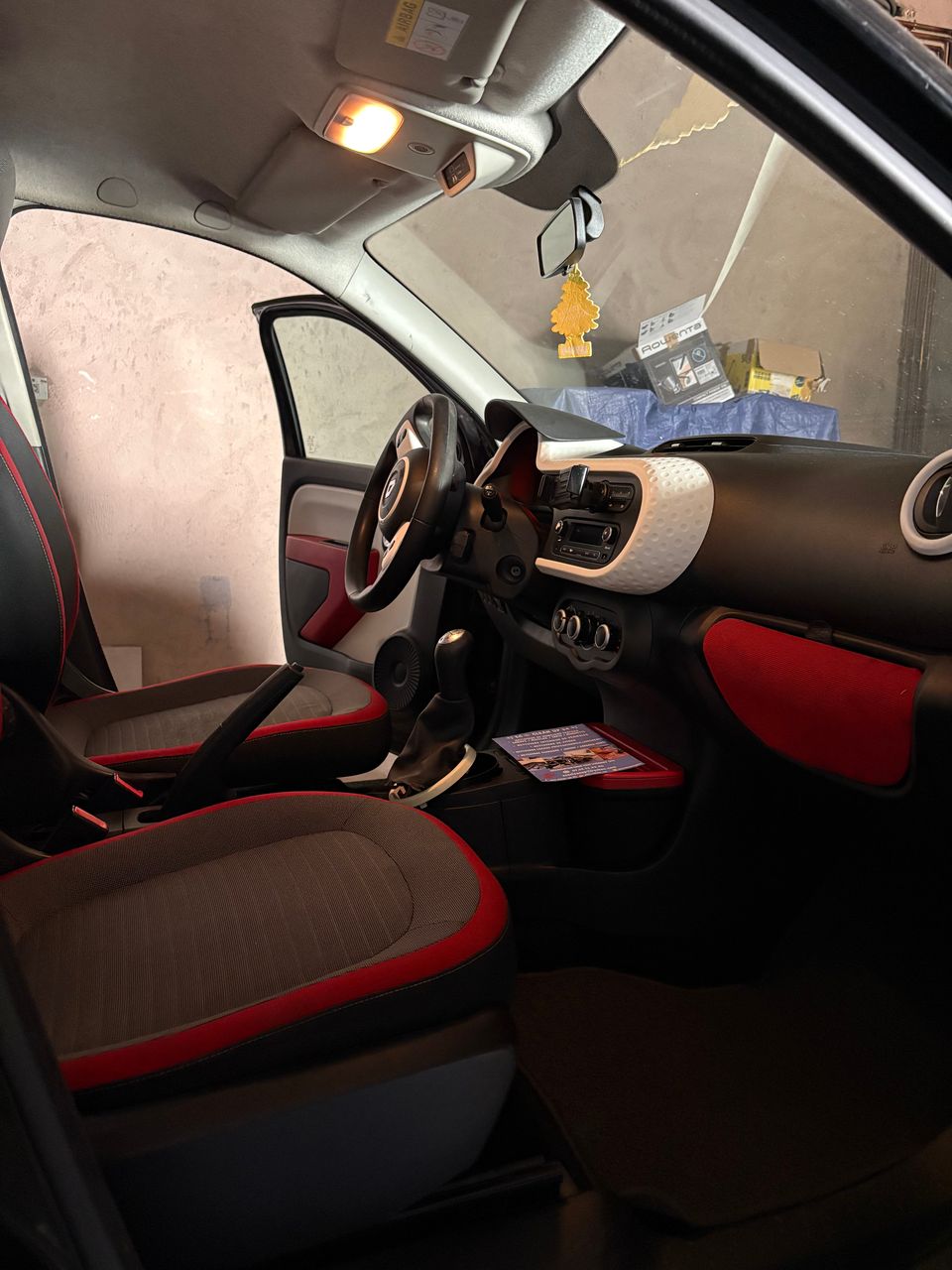 Nettoyage approfondi de l’habitacle d’une Twingo 3 à Marseillan.