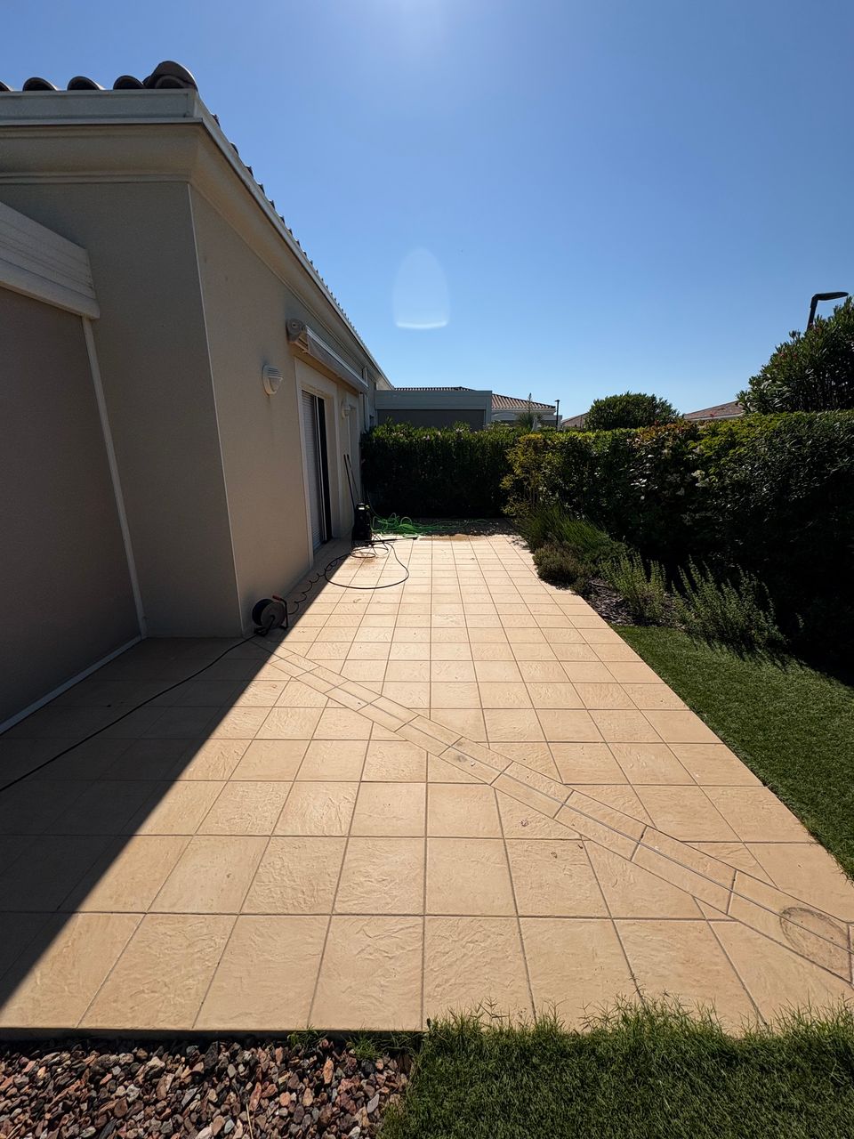     Nettoyage professionnel de terrasse à Vias pour éliminer saletés, mousses et traces noires efficacement.