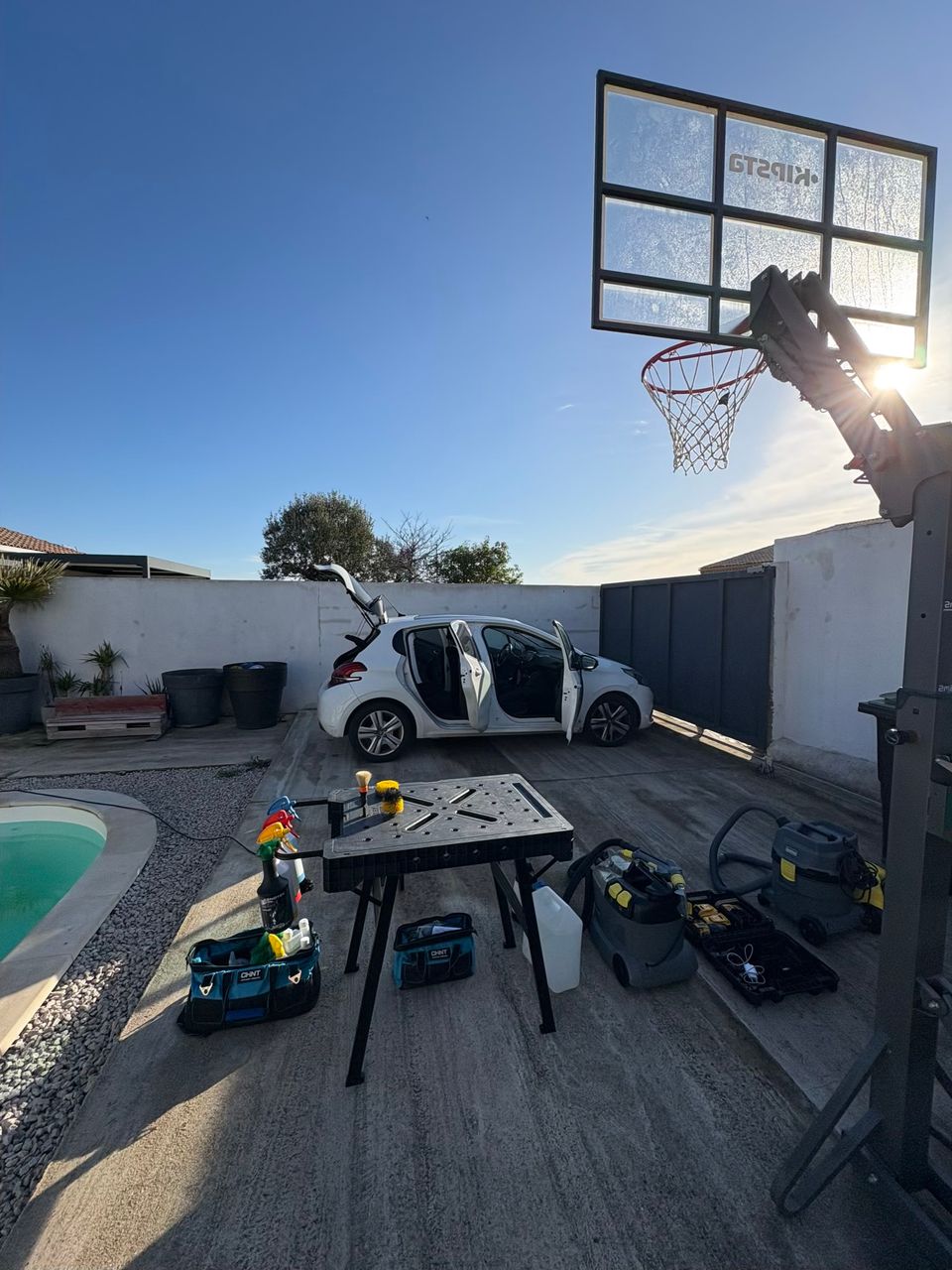 Peugeot 208 intérieur très sale avant nettoyage complet à sauvian 