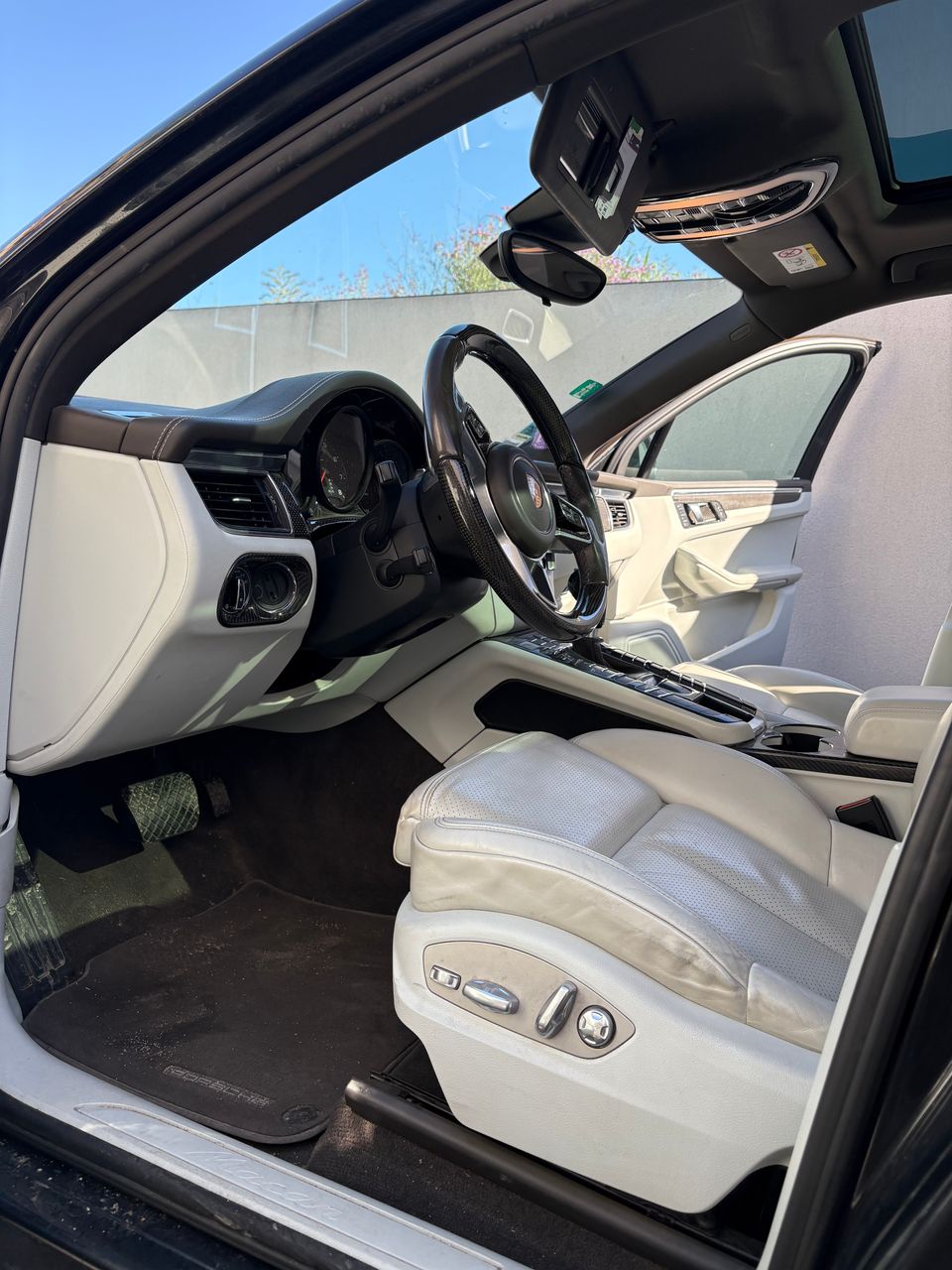 nettoyage intérieur intérieur complet d’une porsche macan s à agde avec aspiration approfondie, nettoyage des cuirs, tapis, moquettes, plastiques et vitres pour une finition premium