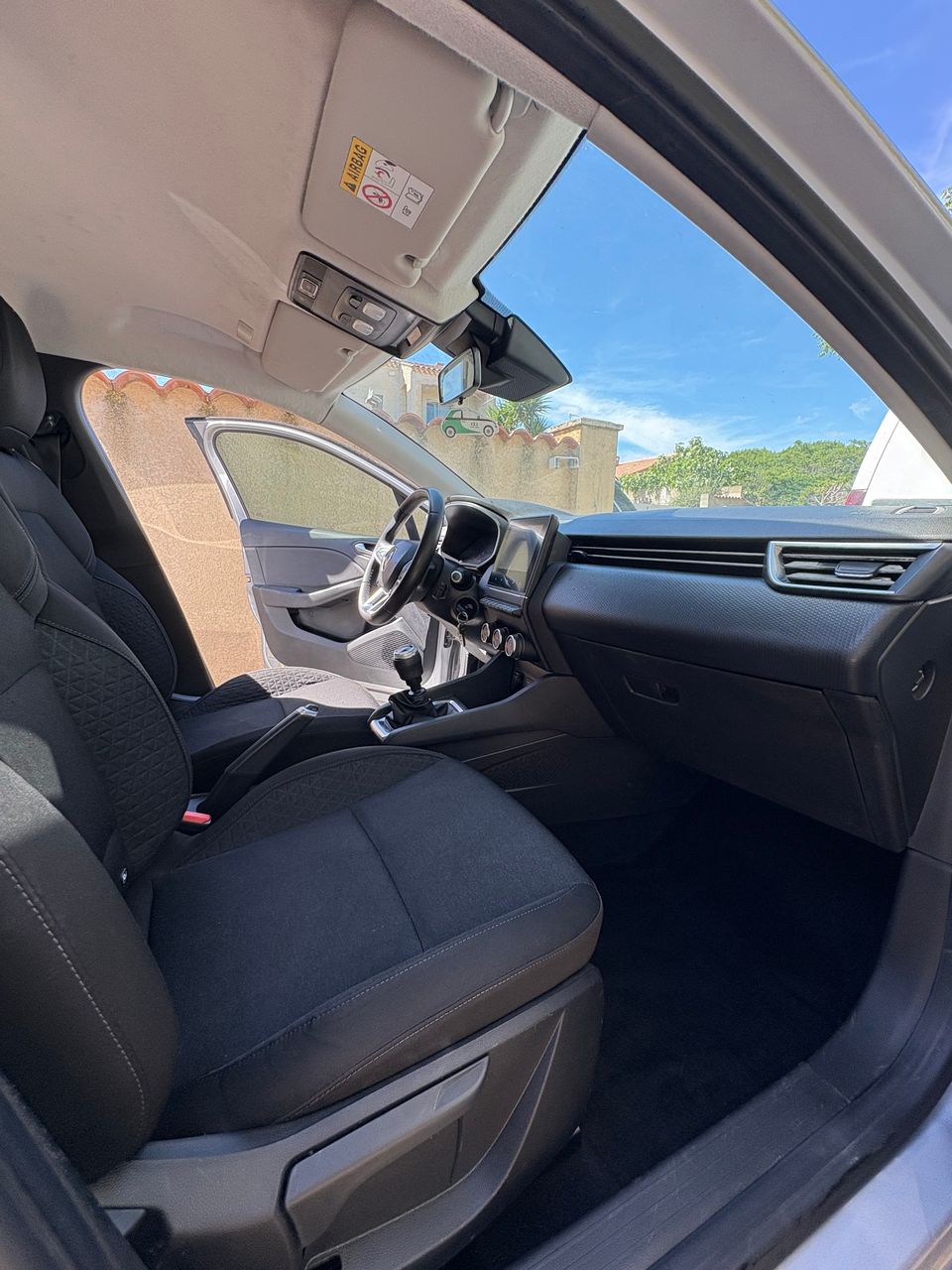 nettoyage professionnel de l’intérieur d’une renault clio à béziers