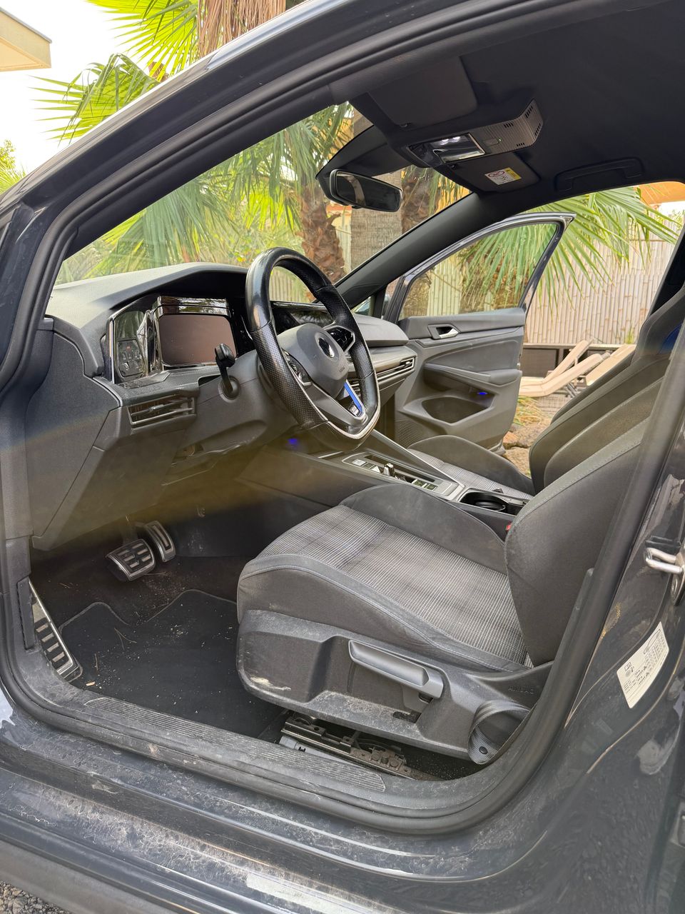 Nettoyage intérieur complet d’une Volkswagen Golf GTE au Grau-d’Agde par Eco Clean Up 34