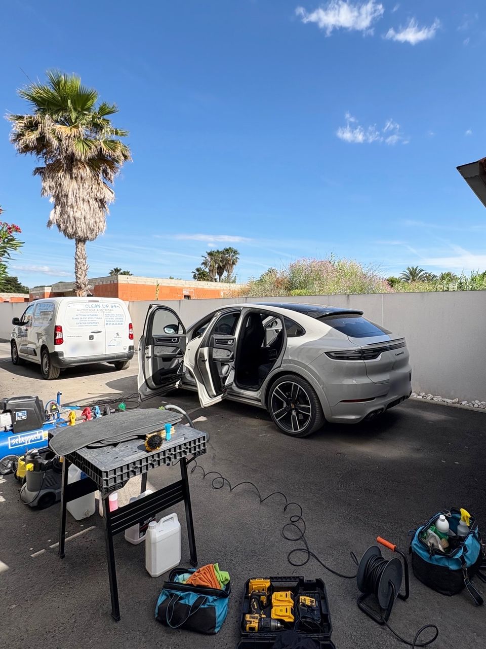 Nettoyage intérieur Porsche Cayenne GTS à Agde avec detailing complet de l’habitacle, aspiration approfondie, nettoyage des cuirs, plastiques et finitions premium.