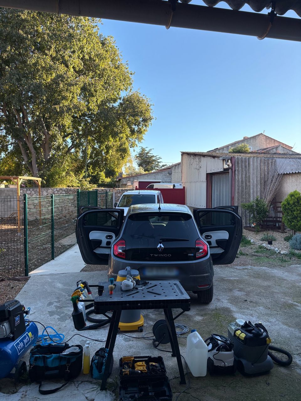 Nettoyage intérieur d’une Renault Twingo réalisé à Frontignan dans l’Hérault
