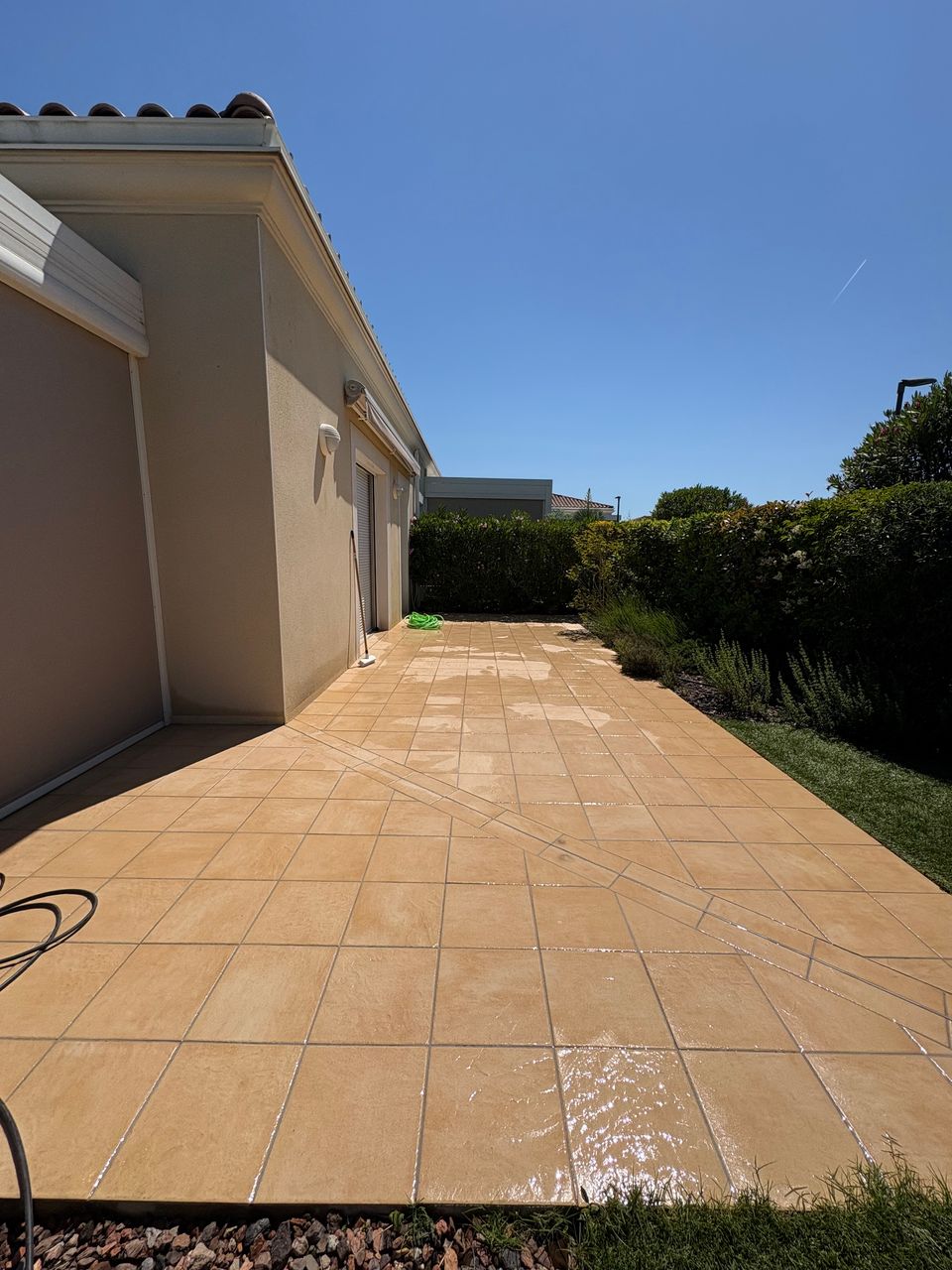     Entretien et démoussage de terrasse à Vias pour retrouver un sol extérieur impeccable.