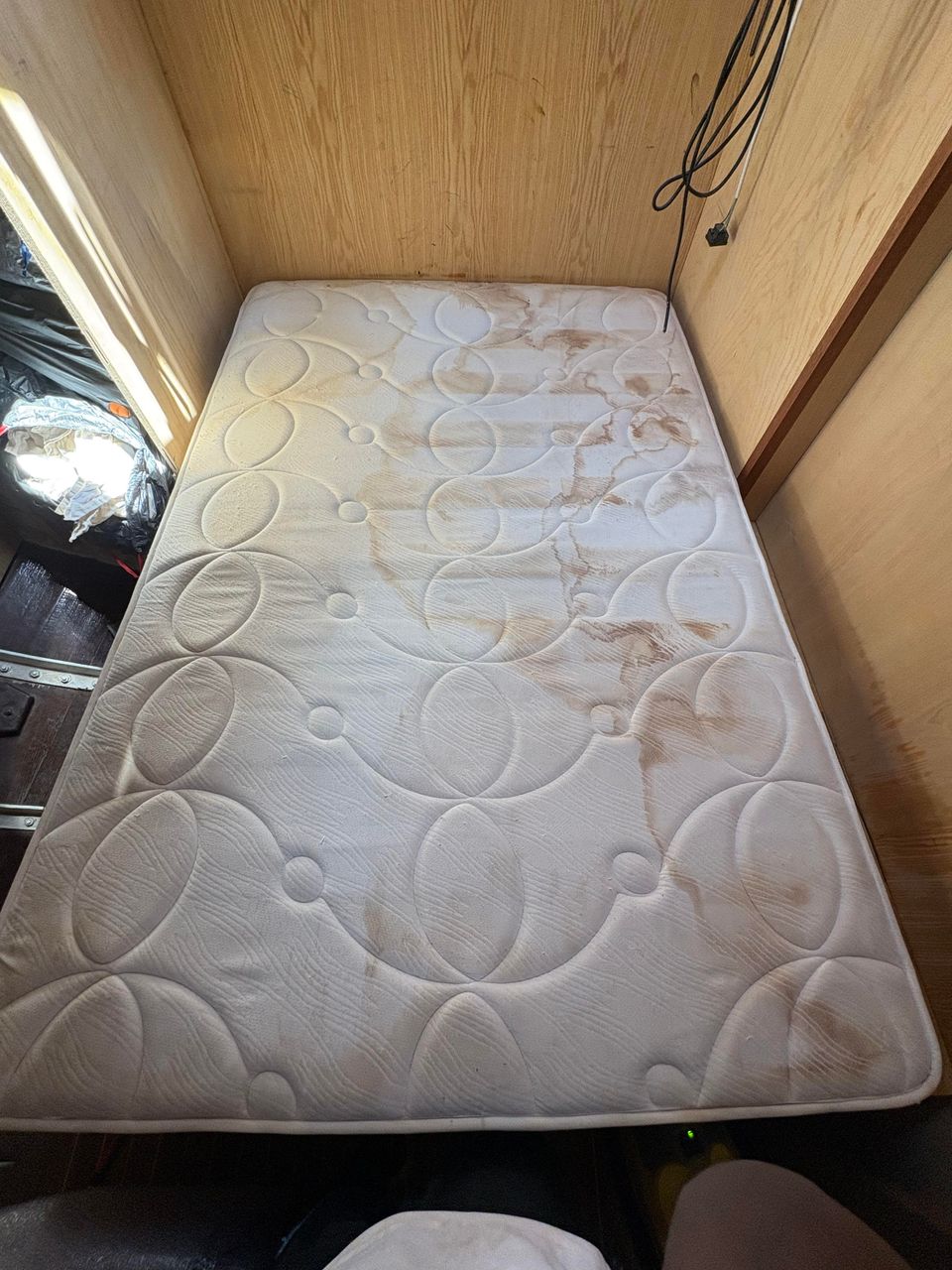 Nettoyage professionnel de matelas - sellerie nautique - par Eco Clean up 34 - Hérault - Avant