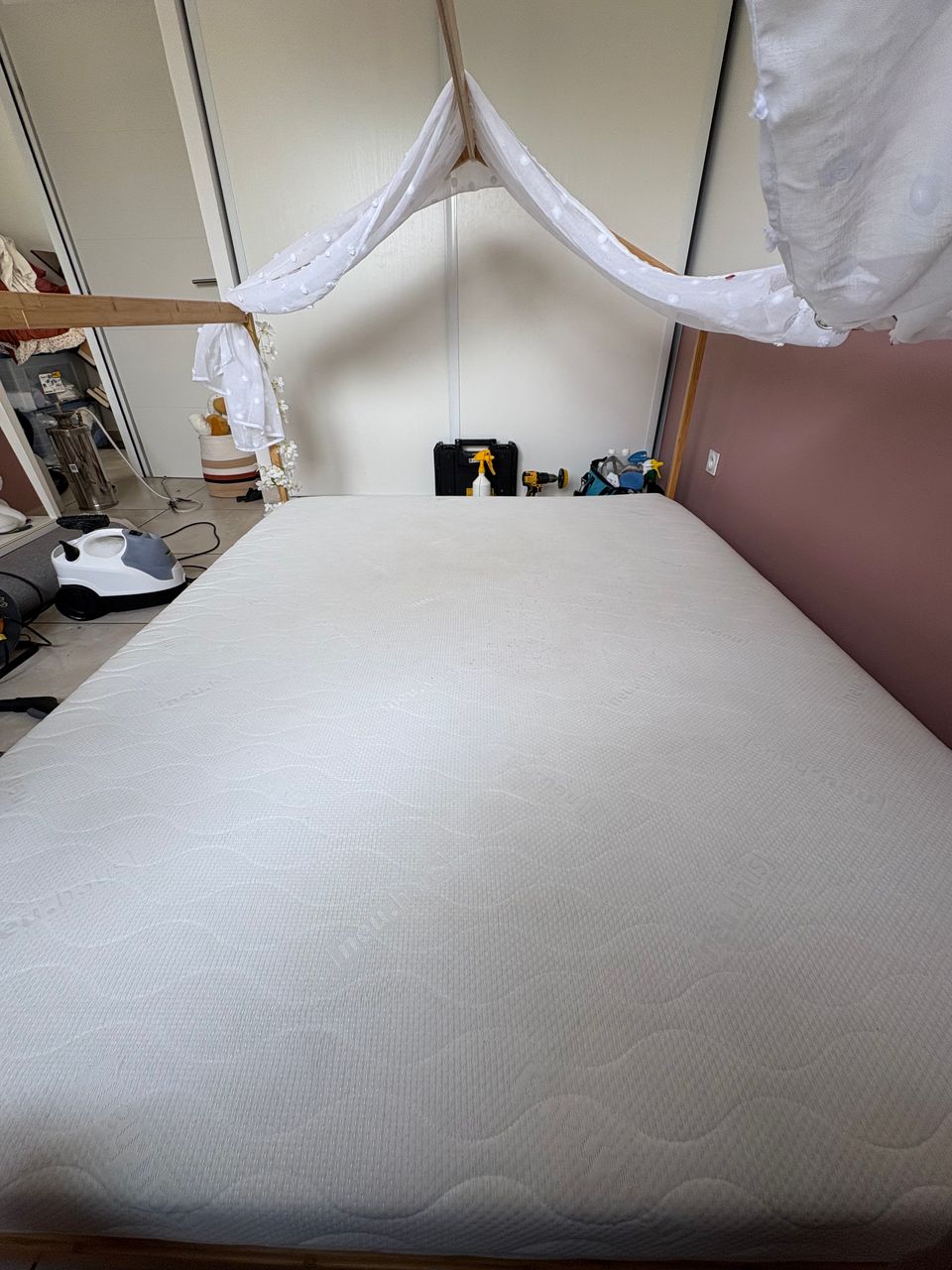 Désinfection d’un matelas présentant des traces d’urine à Vias