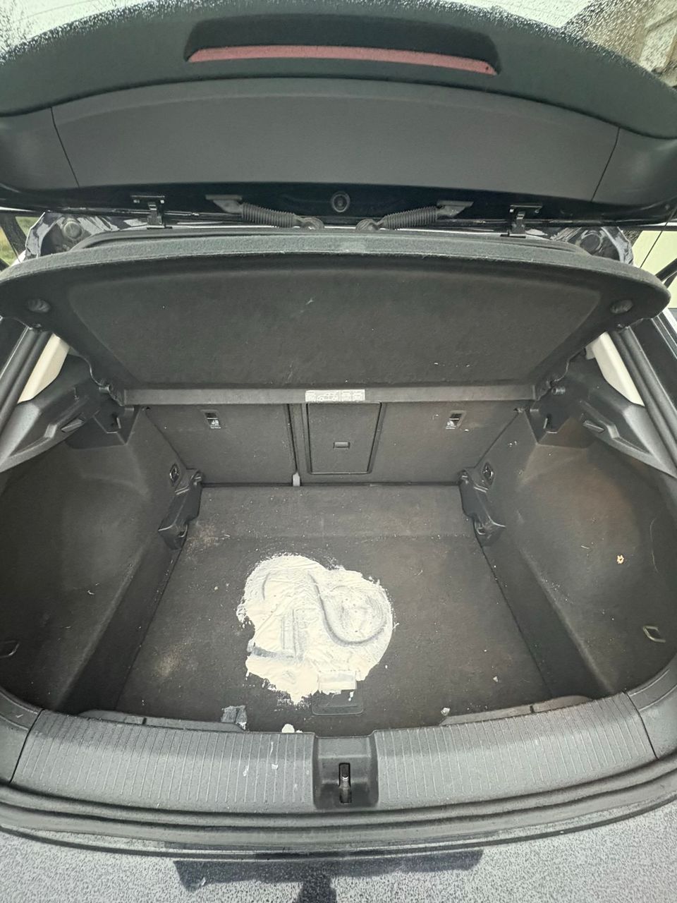 Nettoyage intérieur de voiture tâches de peinture 