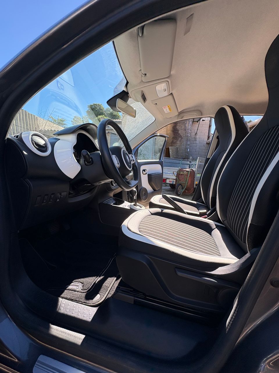 Nettoyage du tableau de bord d’une Renault Twingo lors d’une prestation à Frontignan