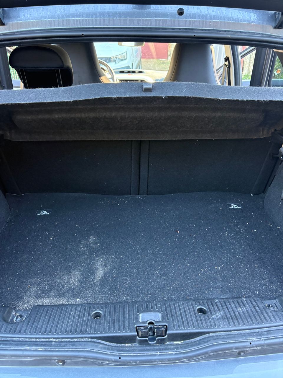 Nettoyage des détails de l’habitacle d’une Renault Twingo à Frontignan
