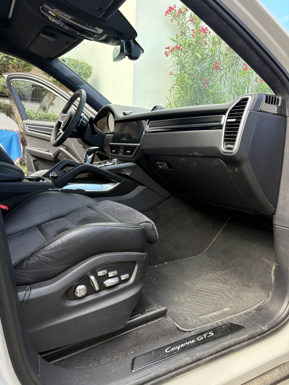 Nettoyage premium de l’intérieur d’une Porsche Cayenne GTS à La Tamarissière, detailing automobile professionnel avec remise à neuf des surfaces et protection des matériaux.
