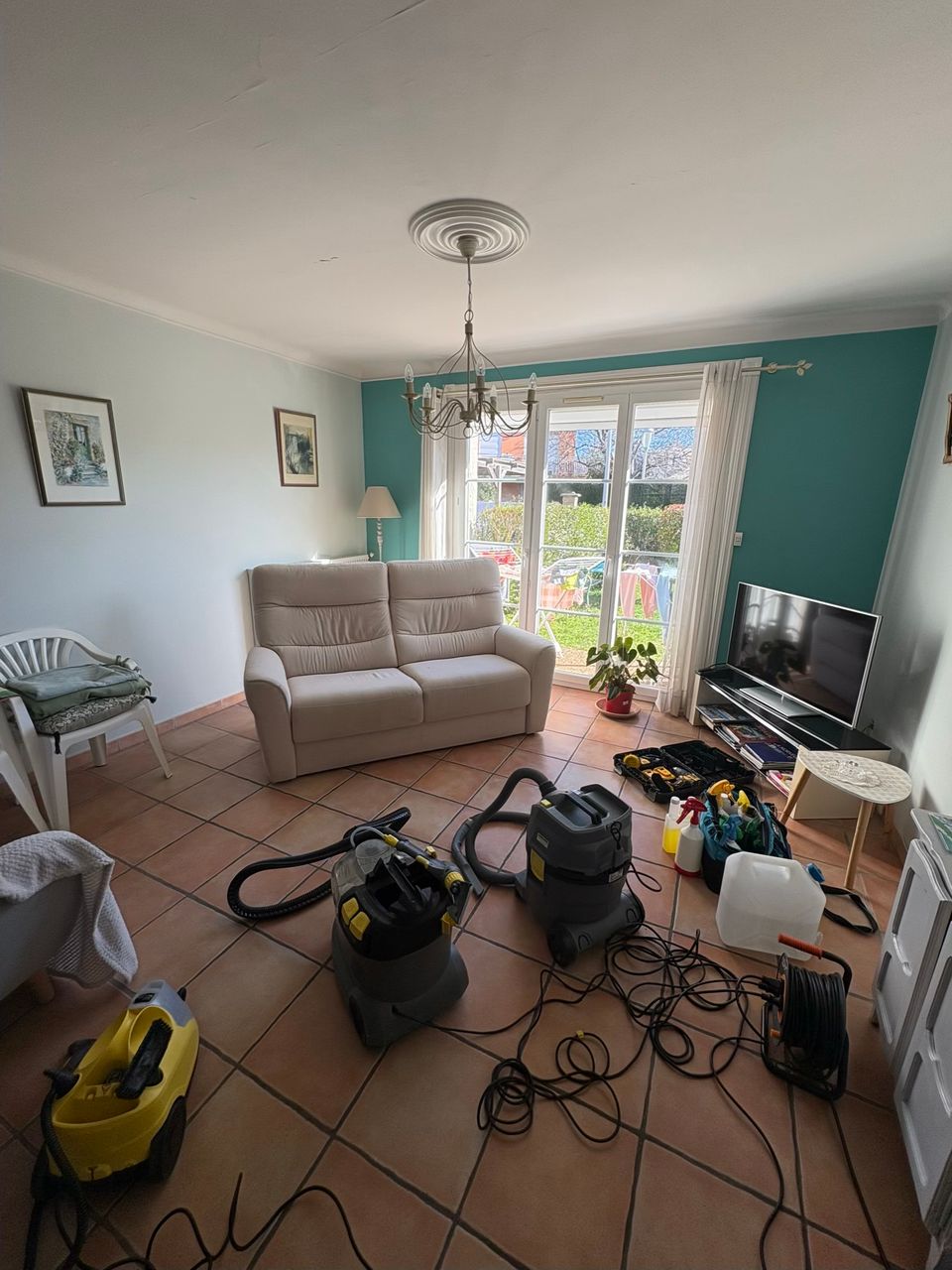 Nettoyage professionnel d’un canapé au grau d’agde avec aspiration et traitement complet des tissus pour un intérieur propre et sain