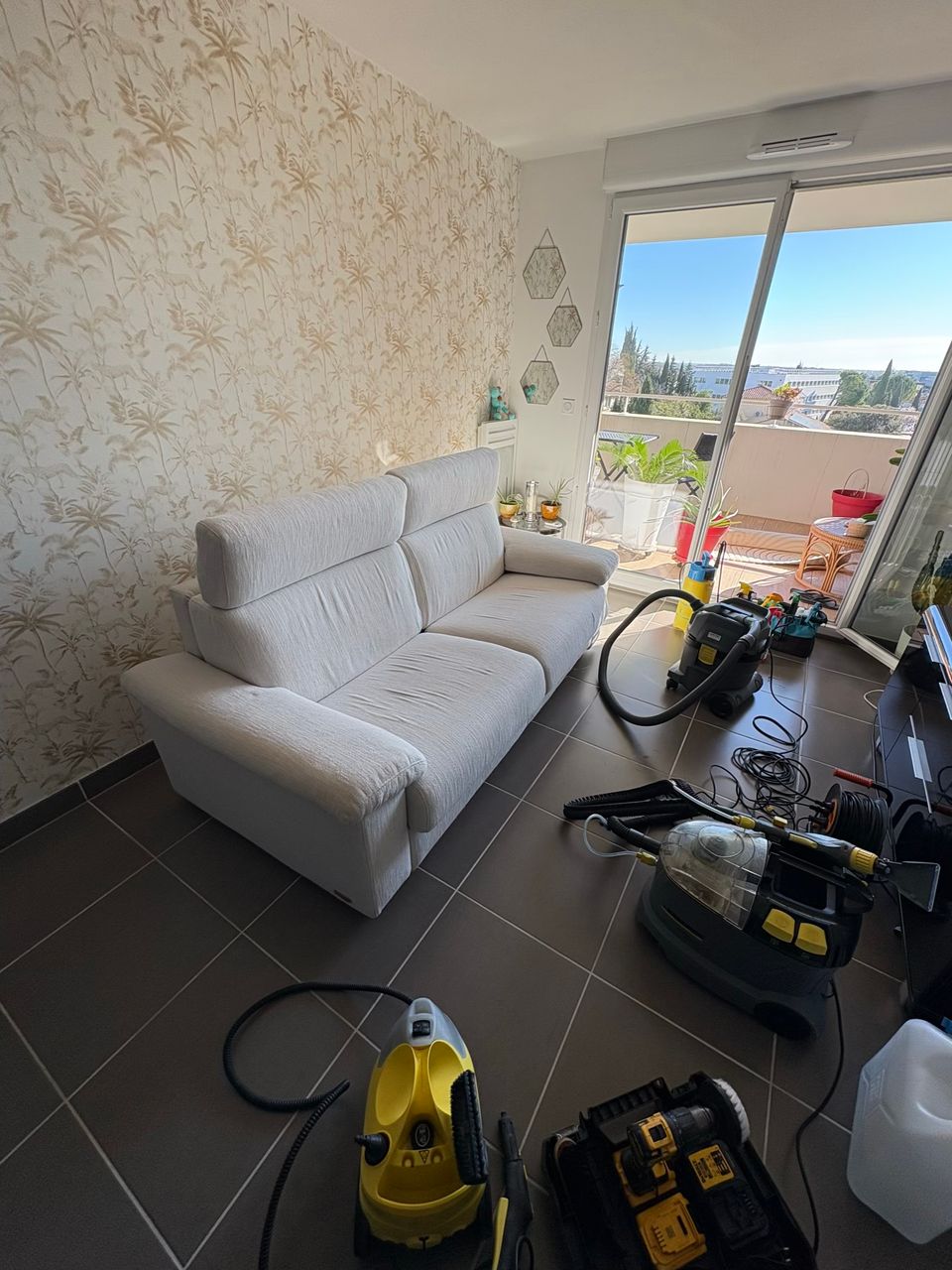 nettoyage professionnel du canapé poltrone et sofa à montpellier avec aspiration et traitement complet des tissus pour un intérieur propre et sain
