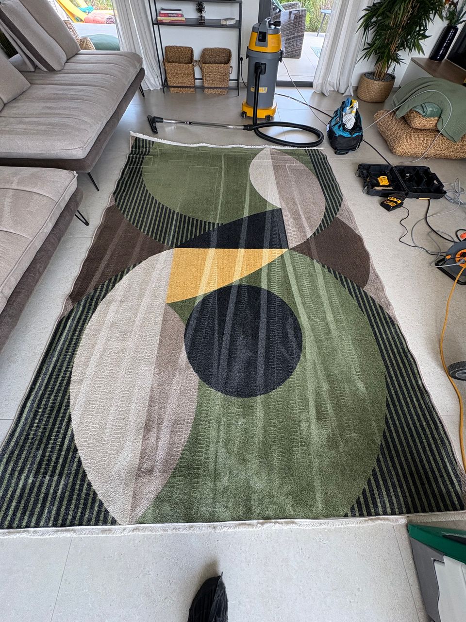 Nettoyage en profondeur d'un tapis avec matériel professionnel à domicile au Cap d'Agde.