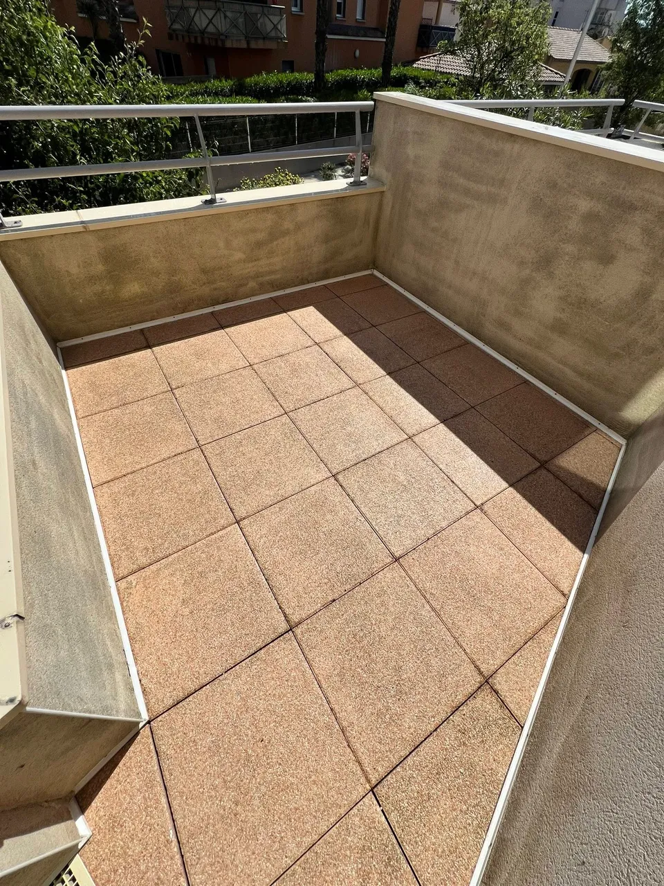 Après nettoyage professionnel d'une première terrasse de ce client à Marseillan - Eco Clean Up 34