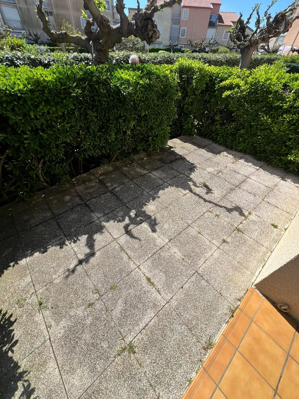 Avant nettoyage professionnel d'une terrasse à Marseillan - Eco Clean Up 34