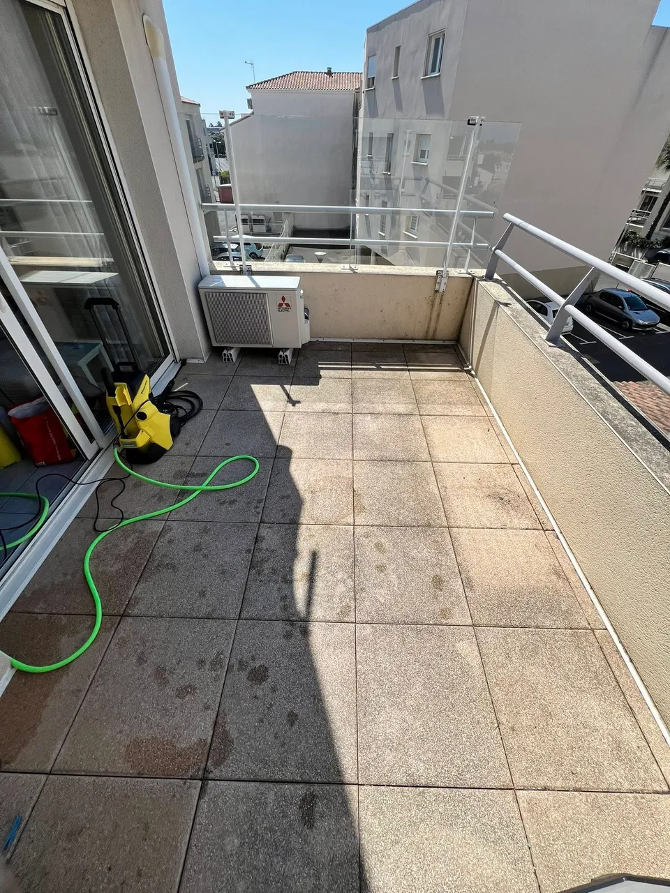 Avant nettoyage professionnel d'une terrasse d'appartement à Marseillan - Eco Clean Up 34