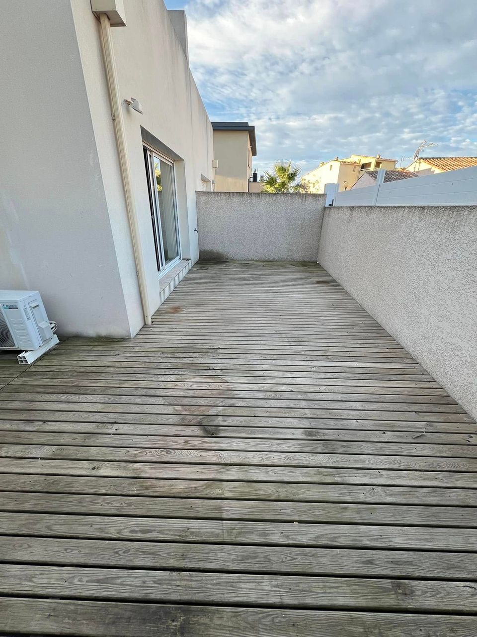 Nettoyage professionnel de terrasses - haute pression - maison au Grau d'Adge - avant - Eco Clean Up 34 - Hérault