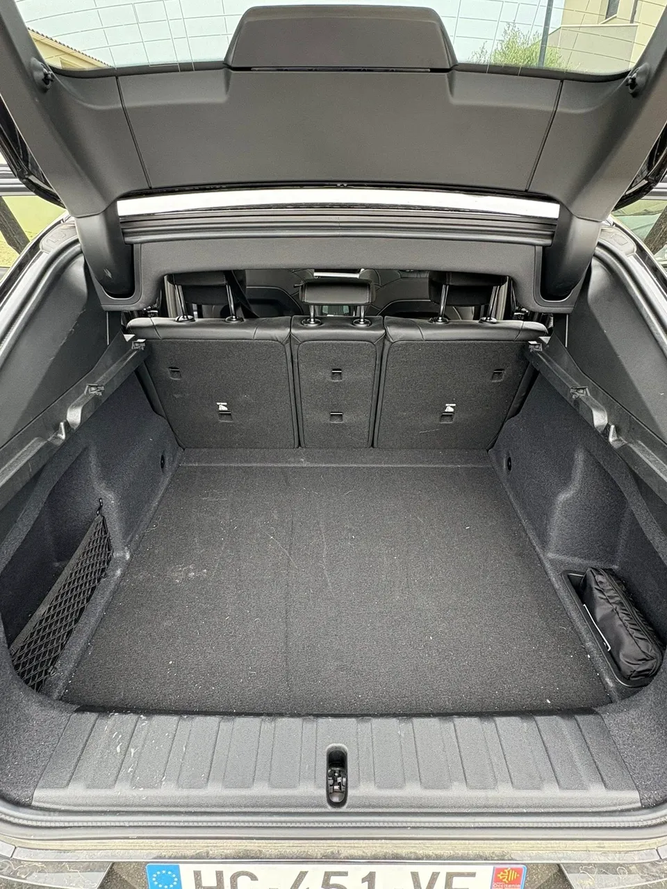 Avant nettoyage et désinfection d'un véhicule à Bessan - coffre - BMW X4 à Bessan - Eco Clean Up 34