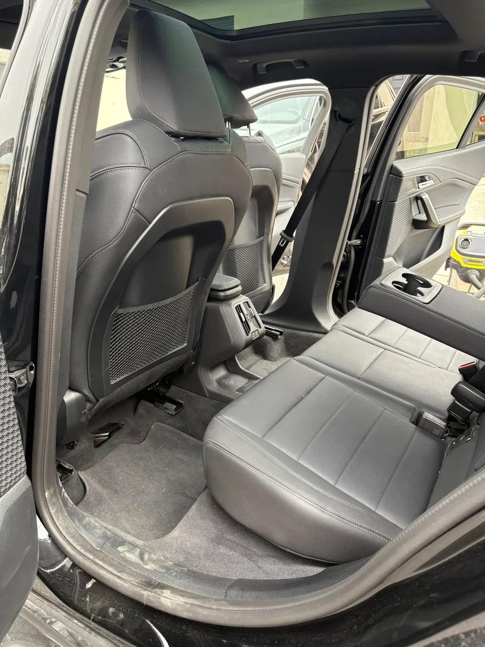 Avant nettoyage et désinfection d'un véhicule à Bessan - sièges arrière - BMW X4 à Bessan - Eco Clean Up 34