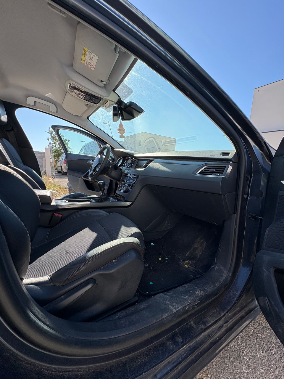 Nettoyage professionnel de l'habitacle d'une Peugeot 508 avec traitement des surfaces intérieures à Vias.