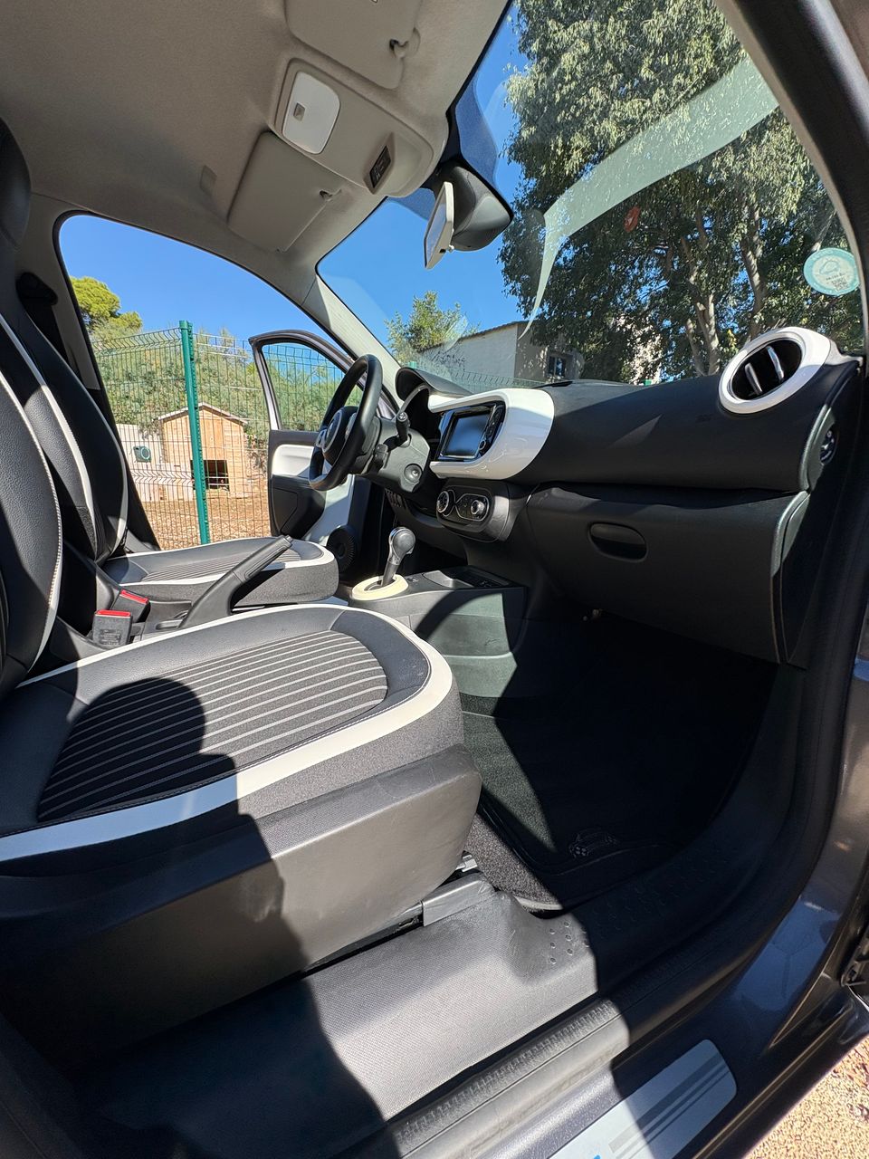 Nettoyage des moquettes intérieures d’une Renault Twingo à Frontignan