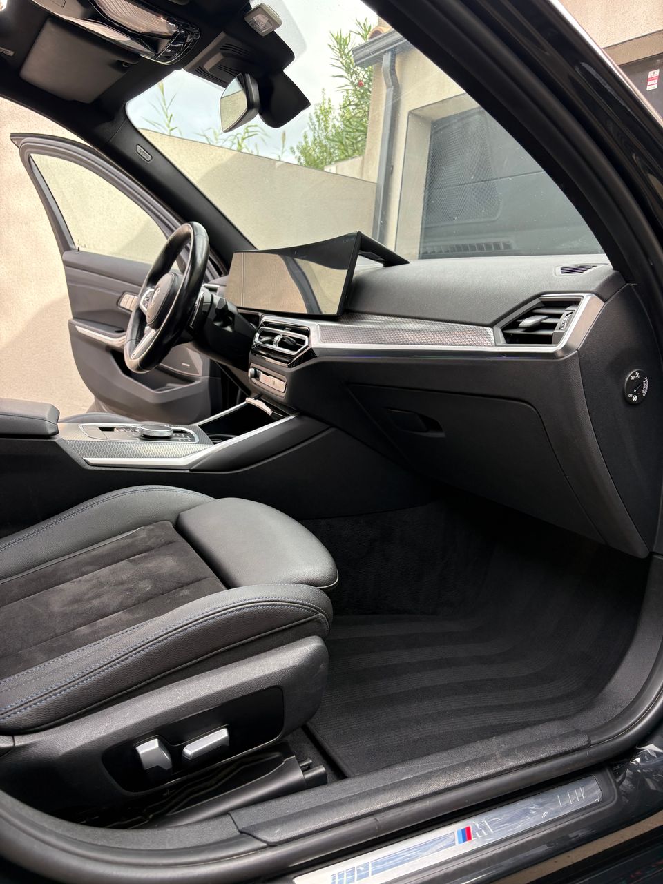 Nettoyage des plastiques intérieurs BMW xDrive 330d au Cap d’Agde