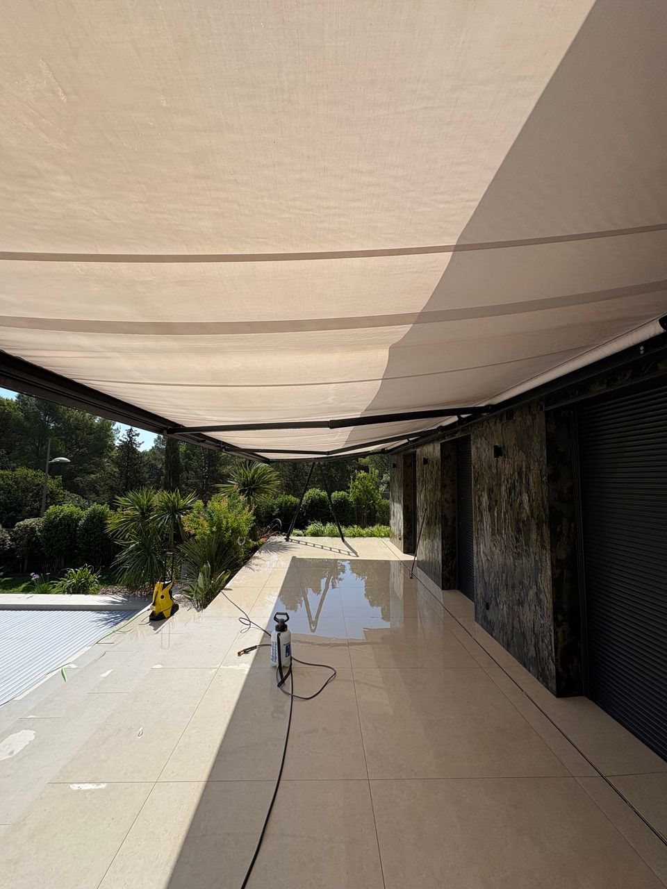     Nettoyage d’une toile de store banne au Grau d’Agde